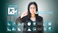 Eine Frau mit dunklem Blazer und dunklen Haaren verschiebt auf einem digitalen Bord verschiedene Symbole rund um die digitale Supply Chain. 