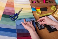 Wahl des Gewebes zum Nähen, Nähzubehör auf Tisch