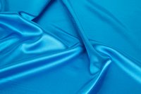 Blaue Seide wirft weiche Falten