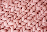 Ein rosa Gestrick oder Maschengebilde aus Wolle