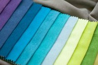 Samtstoff für Vorhänge. Farbpalette von Osamit-Stoff in den Farben Blau und Grün