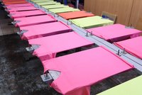 Bunte T-Shirts aufgespannt zum Färben bzw. trocknen