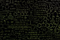 Kreidetafel voll geschrieben mit chemischen Formeln und Symbolen